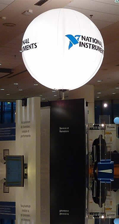 Des ballons gonflables d'intérieur avec une impression publicitaire.