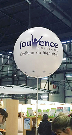 Un ballon gonflable géant dans un salon avec une impression publicitaire.