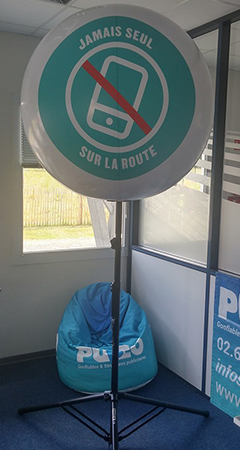 Le ballon publicitaire avec un gonflable air-captif comme la tente et l'arche.